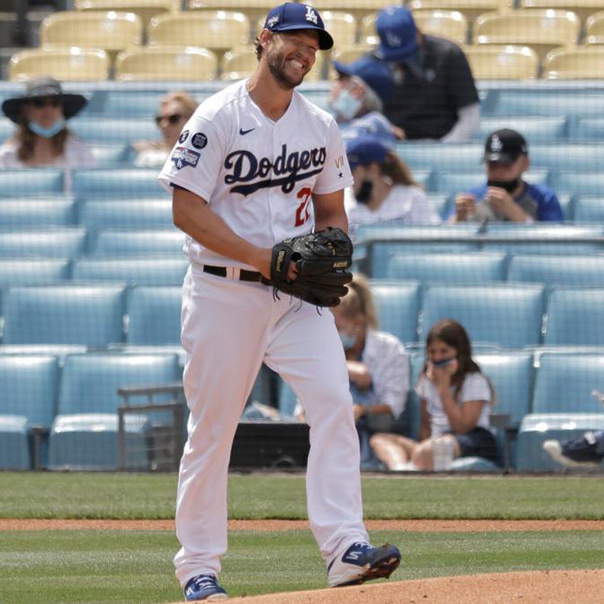 Kershaw perfect through 7 innings, Dodgers beat Twins 7-0