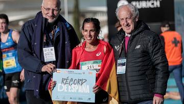 Majida Maayouf, nueva recordwoman española de maratón, junto al presidente de la Fundación Trinidad Alfonso, Juan Roig; y el presidente de la SD Correcaminos, organizadora de la Maratón de Valencia.