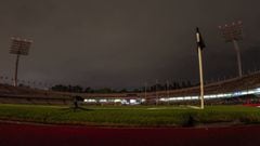 A segundos de cumplirse los 45 minutos reglamentarios para dar paso al entretiempo, las luminarias del estadio de Pumas se apagaron.