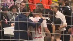 Podolski arma torneo benéfico, pelea con el juez y ve la roja