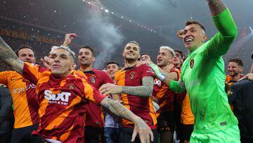 Istanbul (Turkey), 04/06/2023.- Players of Galatasaray celebrate winning the Turkish Super League soccer derby match between Galatasary and Fenerbahce in Istanbul, Turkey, 04 June 2023. (Turquía, Estanbul) EFE/EPA/STRINGER
