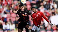 MAINZ, GERMANY - OCTOBER 08: Dominik Szoboszlai of RB Leipzig contends for the aerial ball with Edimilson Fernandes of 1.FSV Mainz 05 during the Bundesliga match between 1. FSV Mainz 05 and RB Leipzig at MEWA Arena on October 08, 2022 in Mainz, Germany. (Photo by Matthias Hangst/Getty Images)