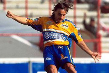 En 1999, Sierra nuevamente juega en el extranjero. Esta vez defiende los colores del Tigres de M&eacute;xico.
