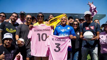 Roberto Carlos y Ronaldinho ya se encuentran en Miami para disputar el partido de exhibición junto a futbolistas, ex futbolistas y varias celebridades desde el DRV PNK Stadium.