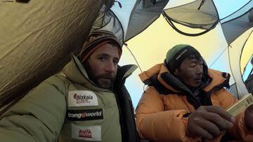 Alex Txikon descansa en el campo base durante su ascensi&oacute;n sin ox&iacute;geno artificial al Monte Everest.