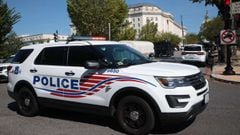 WASHINGTON, DC - 19 DE AGOSTO: Los socorristas llegan al lugar para investigar un informe de un artefacto explosivo en una camioneta cerca de la Biblioteca del Congreso en Capitol Hill el 19 de agosto de 2021 en Washington, DC. 