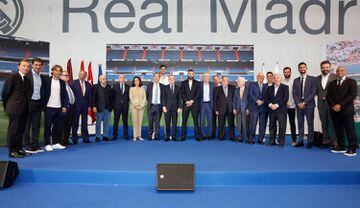 Karim Benzema posa junto con todas las personalidades del club blanco que se han acercado a su acto de despedida.