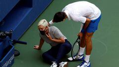 -FOTODELDIA- Nueva York (Estados Unidos), 07/09/2020.- El tenista serbio Novak Djokovic (d) intenta ayudar a una juez de l&iacute;nea despu&eacute;s de golpearla con una bola en la garganta. Djokovic vivi&oacute; este domingo el peor momento de su carrera al ser descalificado del Abierto de Estados Unidos por golpear con la bola a una juez de l&iacute;nea en el primer set del partido de cuartos de final frente al espa&ntilde;ol Pablo Carre&ntilde;o en la s&eacute;ptima jornada de la Campeonato Abierto de Tenis de EE. UU. en el Centro Nacional de Tenis de la USTA en Flushing Meadows, Nueva York, EE. UU., 06 de septiembre de 2020. EFE / JASON SZENES