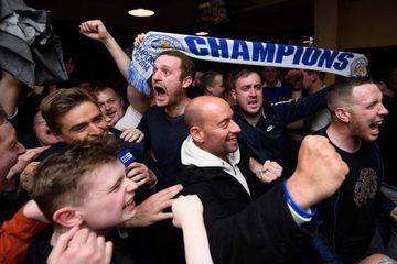 Hinchas del Leicester City celebran el título histórico del equipo del momento en el mundo del fútbol.