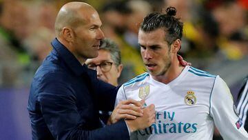 Zinedine Zidane saluda a Bale tras ser sustituido, lesionado, en Dortmund esta temporada en Champions.