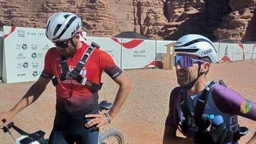 Haimar Zubeldia y Enrique Morcillo posan tras la tercera etapa de la NEOM Titan Desert Arabia Saudi