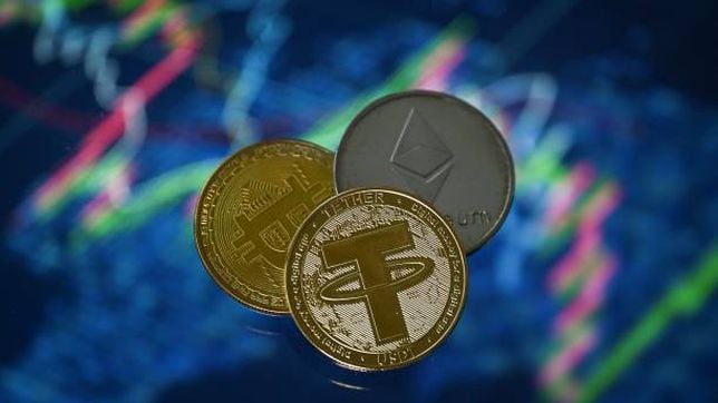 What are the main reasons for the fall in cryptocurrency prices according to experts?