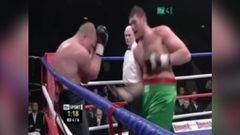 Figura mundial del boxeo se pega a sí mismo un puñetazo brutal en pleno combate