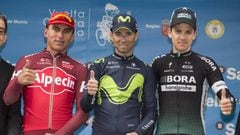 Alejandro Valverde, en el centro junto a Jhonatan Restrepo y Patrick Konrad.