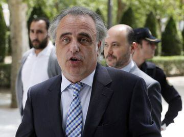 Pau Molins, lawyer of Sandro Rosell, outside the Spanish High Court, on 25 May 2017.
