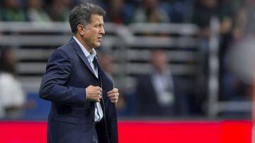 Juan Carlos Osorio observa las acciones en el partido entre M&eacute;xico vs Bosnia.