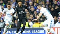Neymar intenta irse de Nacho durante el partido de ida de octavos de final de la Champions League 2017/2018 entre Real Madrid y PSG.