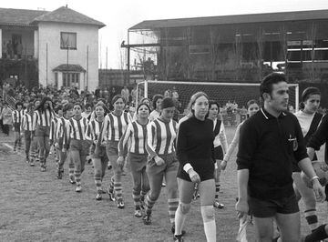 8 de diciembre de 1970: este día pasó a la historia porque se jugó el primer partido de fútbol femenino en España. Tuvo lugar en el Estadio Boetticher de Madrid y enfrentó al Mercacredit y al Sizam. El partido terminó 5-1 y reunió a más de 8000 espectador