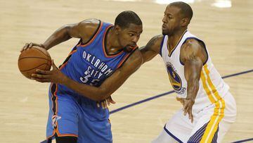 Andre Iguodala defiende a Kevin Durant.