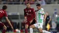 Furth&#039;s Marco Meyerhofer, right, and Bayern&#039;s Leon Goretzka battle for the ball during the Bundesliga soccer match between SpVgg Greuther Furth and Bayern Munich at Sportpark Ronhof in Furth, Germany, Friday Sept. 24, 2021. (Daniel Karmann/dpa v