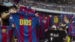 Aficionados con camisetas de Messi. 