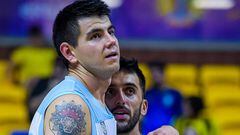 Gabriel Deck y Facundo Campazzo, jugadores de la selección argentina de baloncesto, se abrazan tras la eliminación para el Mundial 2023.