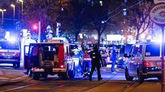 Vienna (Austria), 01/11/2020.- Austrian police arrive at the scene after a shooting near the Stadttempel&#039; synagogue in Vienna, Austria, 02 November 2020. According to recent reports, at least one person is reported to have died and three are injured 