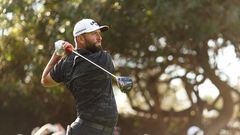 PACIFIC PALISADES, CALIFORNIA - FEBRUARY 17: Jon Rahm of Spain plays his shot from the 11th tee during the second round of the The Genesis Invitational at Riviera Country Club on February 17, 2023 in Pacific Palisades, California.   Cliff Hawkins/Getty Images/AFP (Photo by Cliff Hawkins / GETTY IMAGES NORTH AMERICA / Getty Images via AFP)