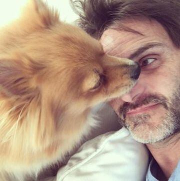 El actor Fernando Tejero protestó hace unos días contra el maltrato animal con esta bonita imagen junto a su perro: "No me entra en la cabeza, como puede haber canallas que maltraten a los animales", escribió junto a ella.