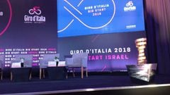 Imagen del escenario de presentaci&oacute;n de la Gran Salida del Giro 2018 junto al Trofeo Senza Fine en Jerusal&eacute;n.
