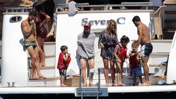Lionel Messi, Luis Suarez, Cesc Fabregas and y sus familias en el lujoso yate que han alquilado durante sus vacaciones en Ibiza