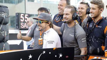 Fernando Alonso posa con parte de su equipo.