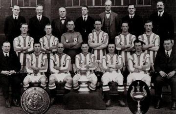 El Huddersfield es un equipo inglés con 112 años de historia, en los que ha ganado tres Ligas inglesas y lo hizo además de manera consecutiva entre 1924 y 1926 (el primer equipo que lo logró). Actualmente milita en Segunda división donde también jugará la