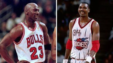 Michael Jordan, de los Chicago Bulls de la NBA, a la derecha; a la izquierda, Hakeem Olajuwon, de los Houston Rockets