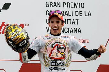 GRA235. CHESTE (VALENCIA), 10/11/2013.- El campeón del mundo de Moto GP, el piloto español Marc Márquez, celebra en el podio su título al terminar tercero en la última prueba del mundial el Gran Premio de la Comunidad Valenciana disputado en el Circuito R