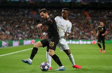 1st leg | Bernardo Silva of Manchester City is challenged by Vinicius Junior of Real Madrid during the UEFA Champions League round of 16 first leg.