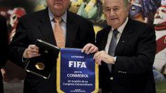 Blatter (R) junto a Nicolas Leoz de la Conmebol. 