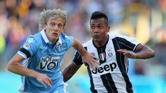 ROME, ITALY - AUGUST 27: Alex Sandro Lobo Silva (R) of Juventus FC competes for the ball with Dusan Basta of SS Lazio during the Serie A match between SS Lazio and Juventus FC at Stadio Olimpico on August 27, 2016 in Rome, Italy.  (Photo by Paolo Bruno/Getty Images)