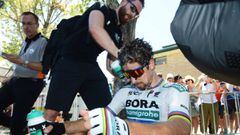 Peter Sagan es refrescado por un miembro del Bora-Hansgrohe tras ganar la cuarta etapa del Tour Down Under.