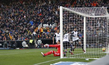 Santi Mina scores the first goal for Valencia. 1-2