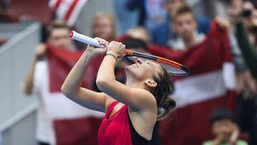 Simona Halep claims WTA world number one spot in China