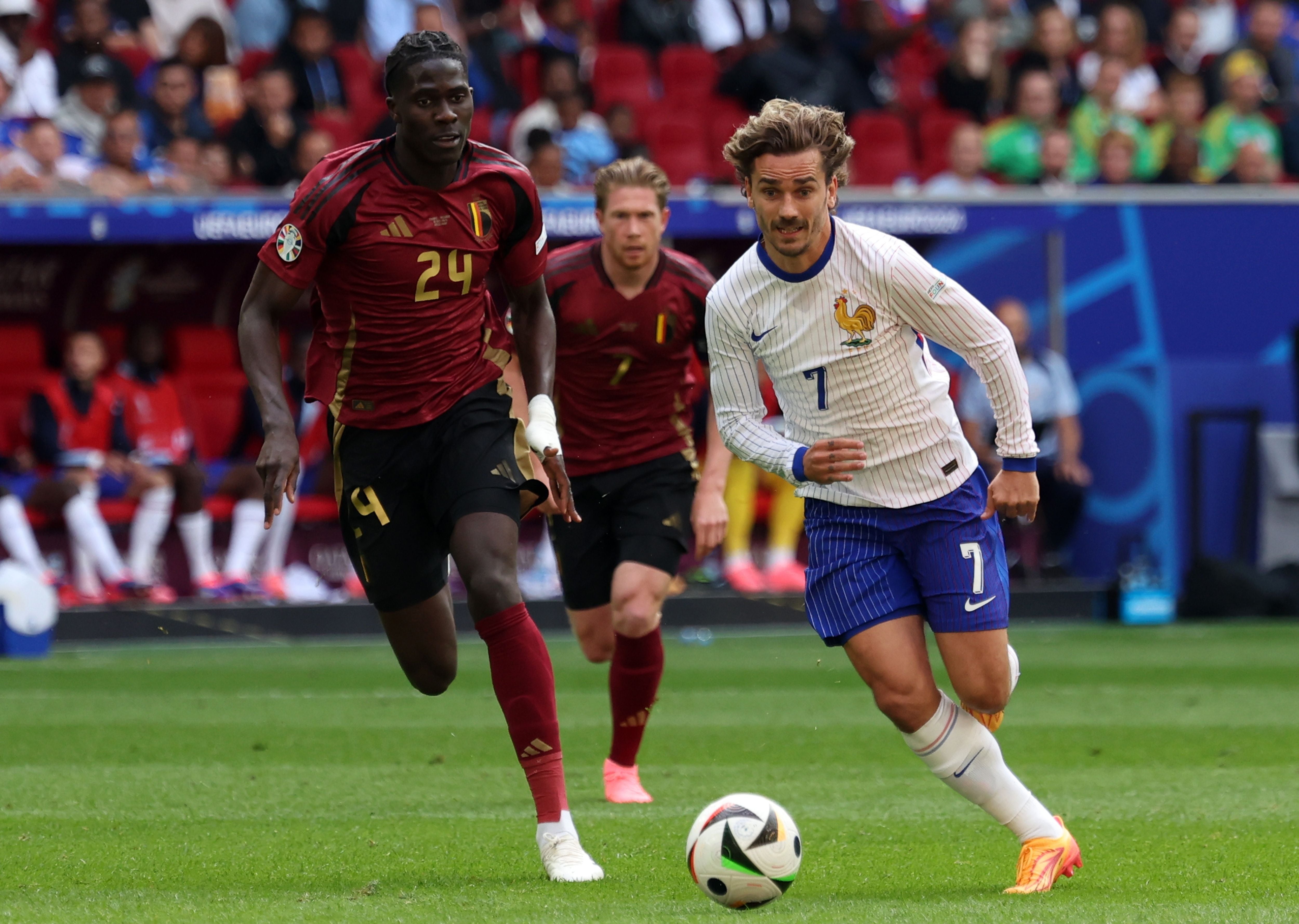 Dusseldorf (Germany), 01/07/2024.- Antoine Griezmann of France (R) and Amadou Onana of Belgium in action during the UEFA EURO 2024 Round of 16 soccer match between France and Belgium, in Dusseldorf, Germany, 01 July 2024. (Bélgica, Francia, Alemania) EFE/EPA/CHRISTOPHER NEUNDORF
