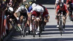 El ciclista eslovaco del equipo Bora Hansgrohe Peter Sagan saca el codo delante del ciclista brit&aacute;nico del Dimension Data Mark Cavendish durante el sprint final de la 4&ordf; etapa del Tour de Francia, con llegada a Vittel.