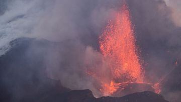 La Palma volcano "should be bombed" to divert lava flow
