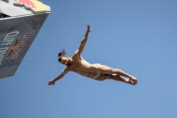 El rumano Catalin Preda salta desde la plataforma de 27.5 metros de altura.