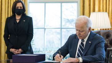 11 March 2021, US, Washington: US President Joe Biden (R) signs the American Rescue Plan into law as Vice President Kamala Harris looks on in the Oval Office at the White House. Photo: Adam Schultz/White House via Planet Pix via ZUMA Wire/dpa
 Adam Schult