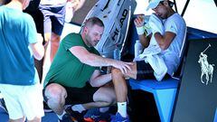 El tenista serbio Novak Djokovic recibe tratamientos en su rodilla izquierda durante su entrenamiento con Daniil Medvedev en el Open de Australia.