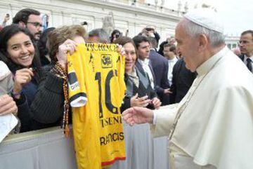 Varios fanáticos le regalan playeras en El Vaticano