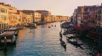 Pasear en góndola por el Gran Canal es lo más auténtico de Venecia.
