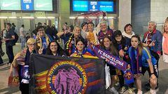 Las integrantes de la peña 'Totes Unides Fem Força' posan juntas a las puertas del Camp Nou.